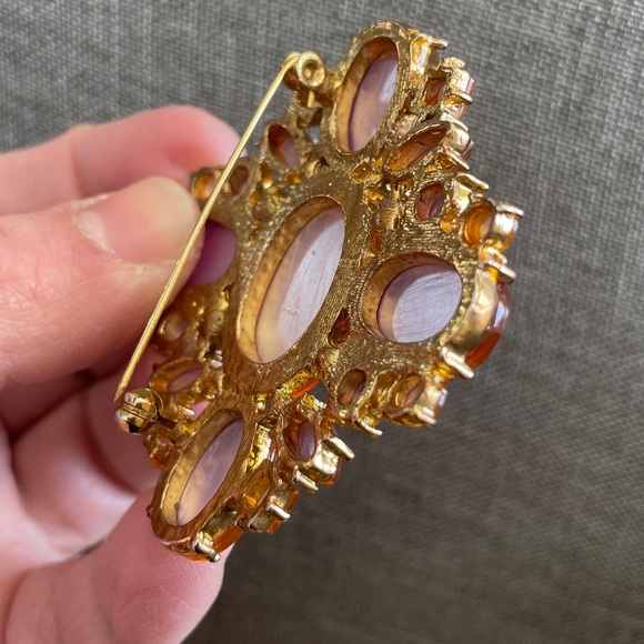 Elegant Gold Color Brooch - Picture 6 of 10